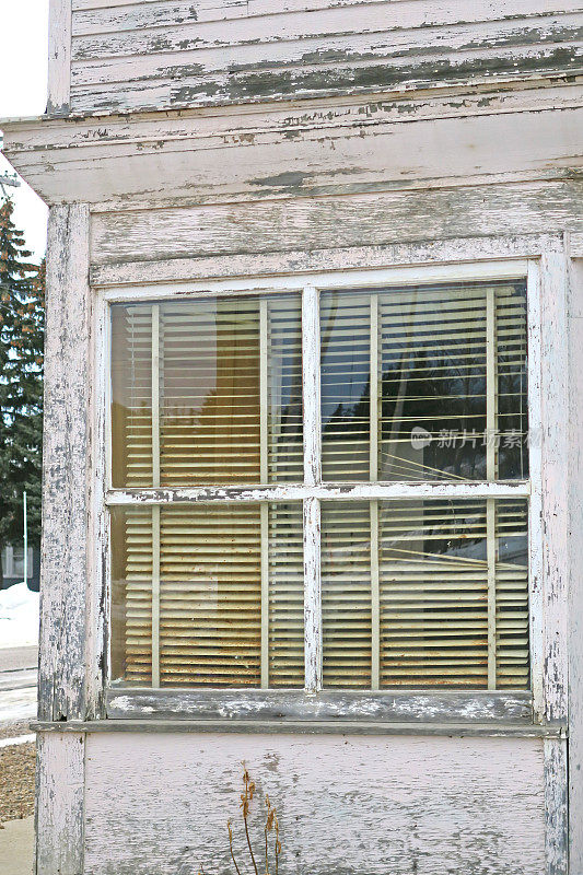 废弃的建筑，门和窗框腐烂，百叶窗
