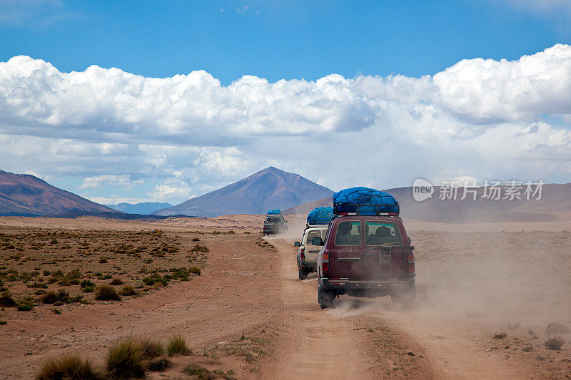 运动型多功能车在玻利维亚高原行驶