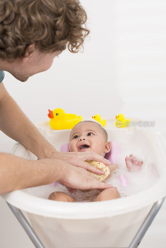 父亲婴儿洗澡。
