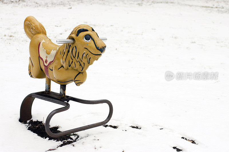 空荡荡的操场上摇摆的“狮子”在雪