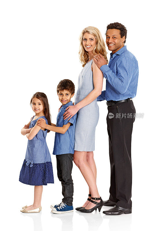 幸福的混血家庭站在白人前面