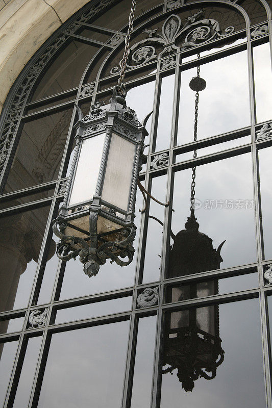 铸铁灯具反射在窗户上