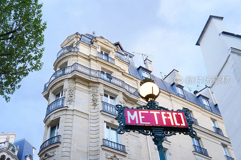 巴黎地铁在住宅楼前的标志
