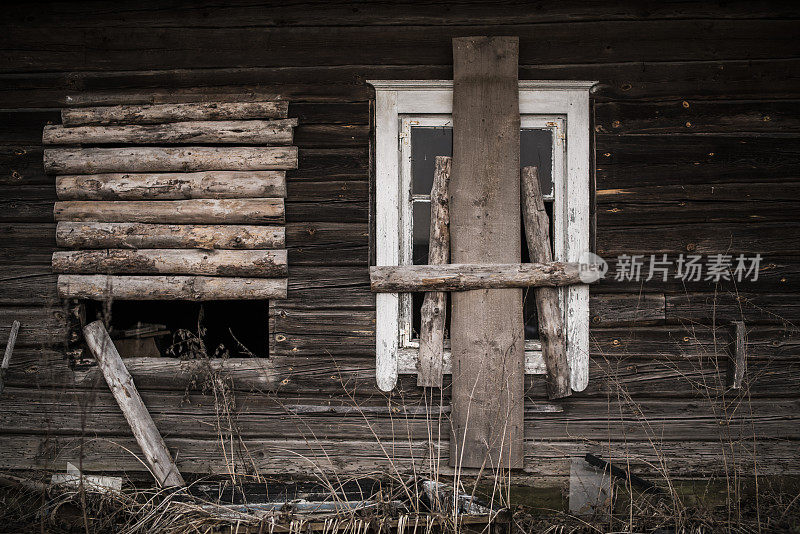 东欧白俄罗斯的一个小村庄里，一间被遗弃的紧闭的房子，用木板封起来的窗户。
