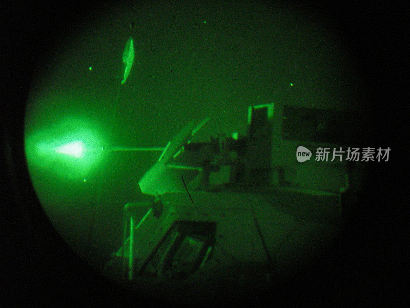 通过夜视镜可以看到军用枪支的火力