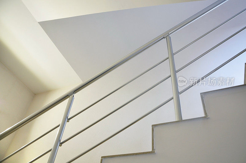 白色现代楼梯的细节。