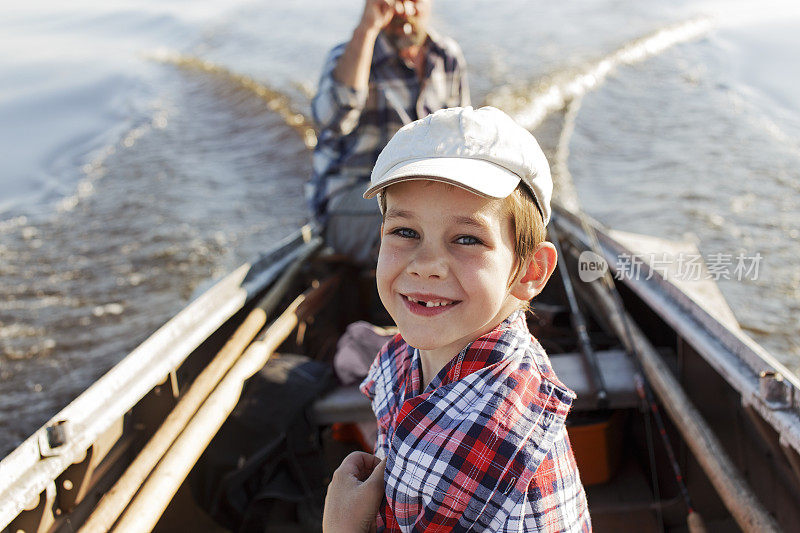 快乐的男孩和他的祖父在船上