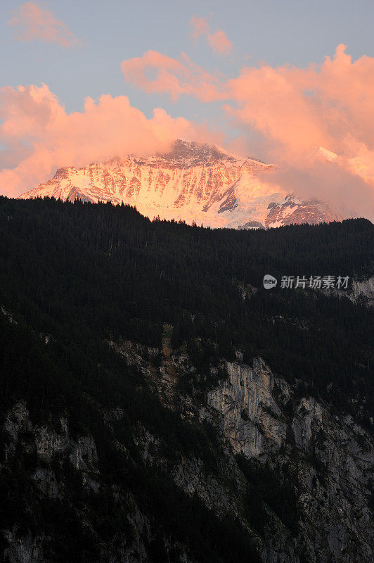 日落时分的瑞士阿尔卑斯山