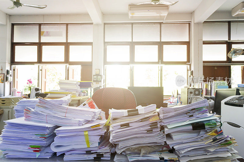 业务概念，办公桌上一堆未完成的文件