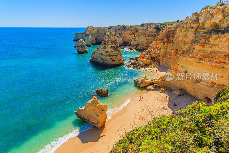 美丽的马里哈海滩与水晶清澈的绿松石水附近的卡沃埃罗镇，阿尔加维地区，葡萄牙
