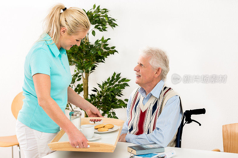 老人与轮椅和照顾者