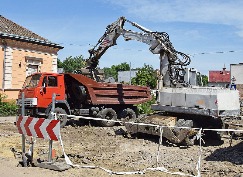 挖掘机和卡车正在进行道路建设