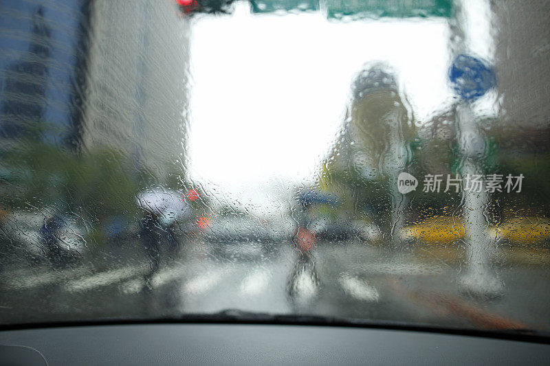 雨撞行人