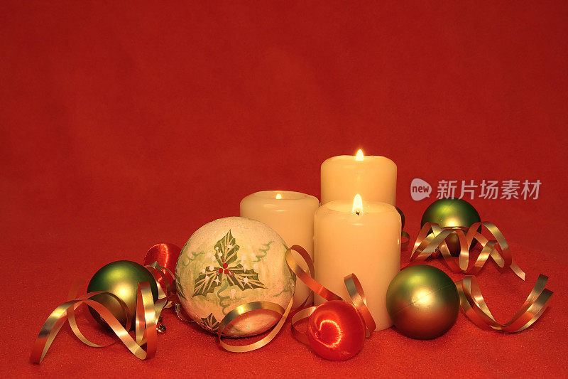三支蜡烛，白色和绿色的装饰物，红色的背景，金色的r