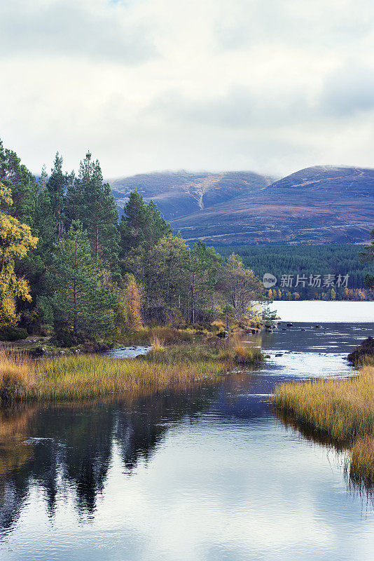 凯恩戈姆山的一个湖是苏格兰的一个国家公园