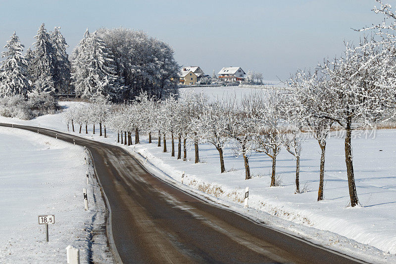 道路在乡村冬天的风景