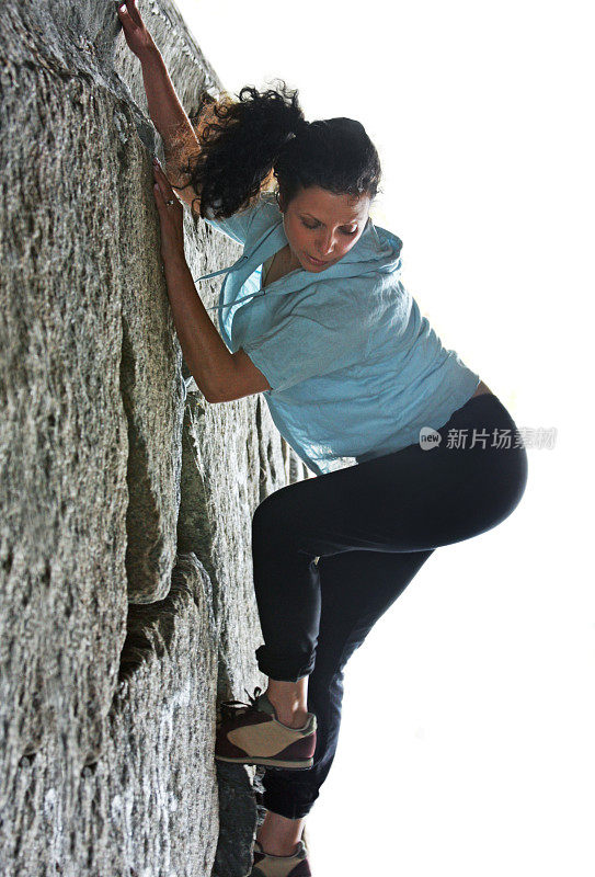 成熟的女人往下看攀岩