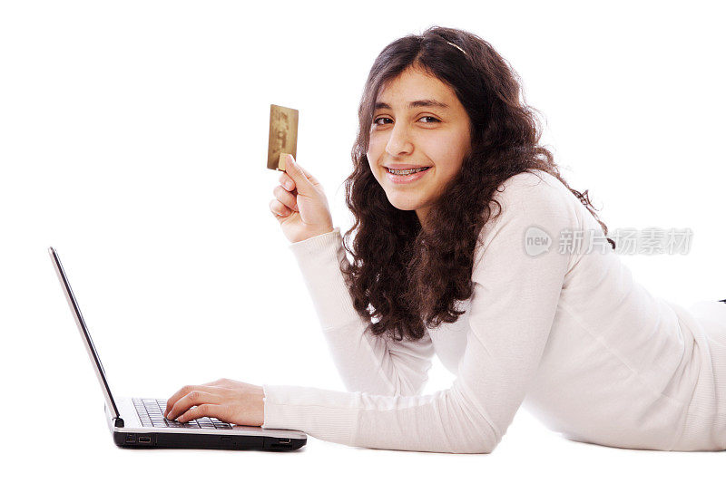 年轻女孩在网上购物。