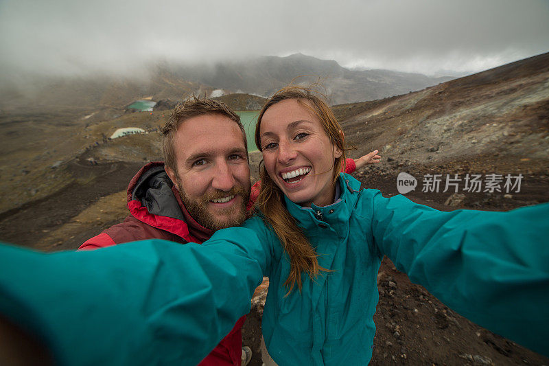 两名徒步旅行者在新西兰山顶捕捉美丽的瞬间