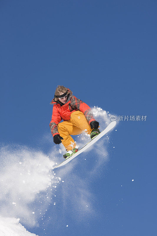 极端的滑雪板跳