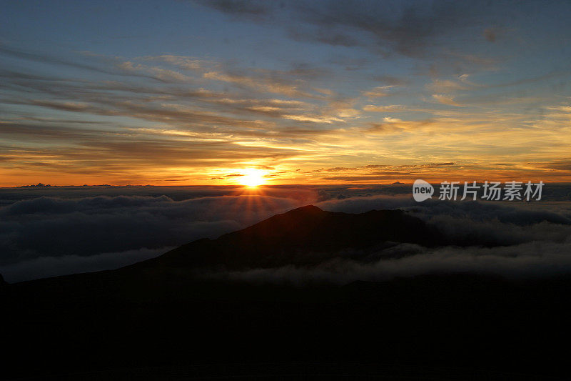 火山上的太平洋日出