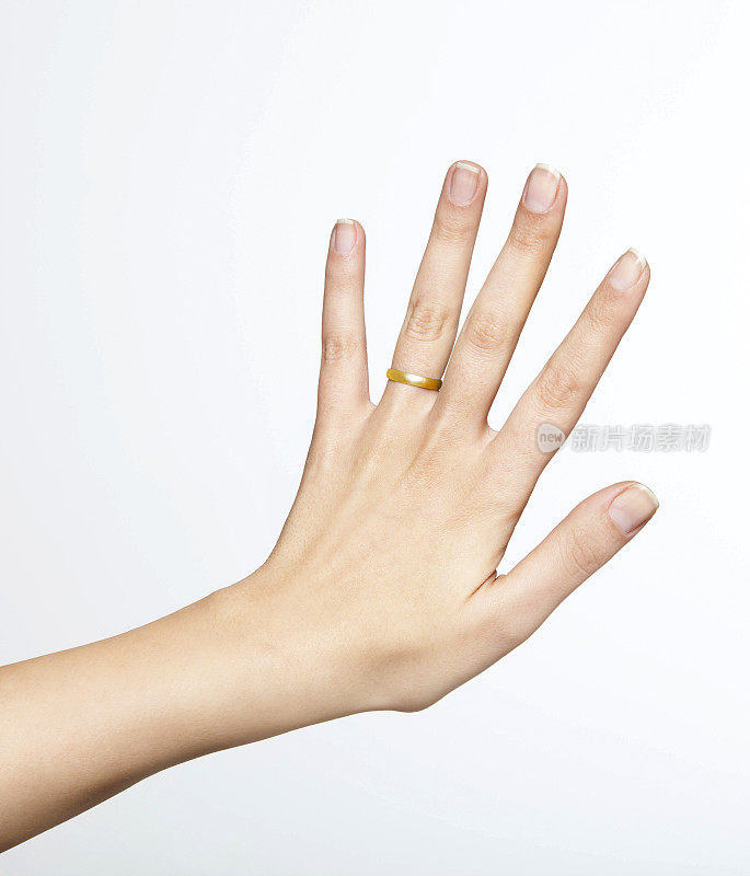 订婚戒指在手孤立的白色背景