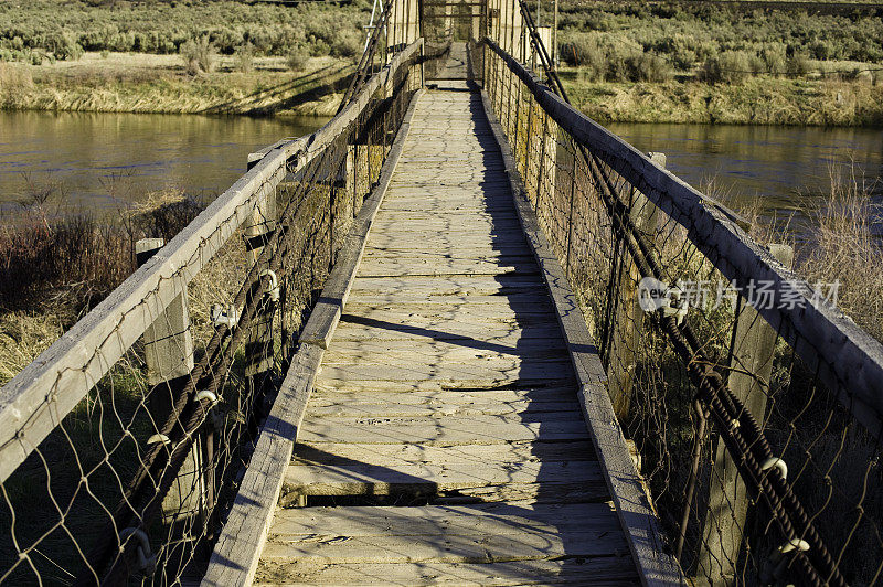 科罗拉多河上摇摇欲坠的桥