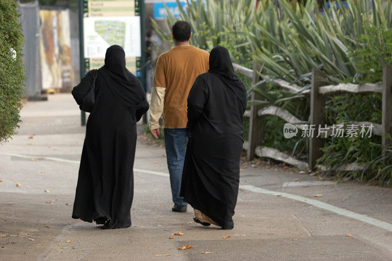 穆斯林女人和男人在公园里