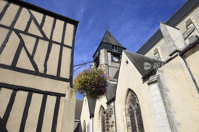位于Aubigny-sur-Nère的圣马丁教堂钟楼