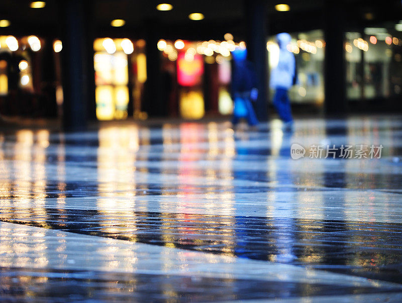 背景雨湿广场