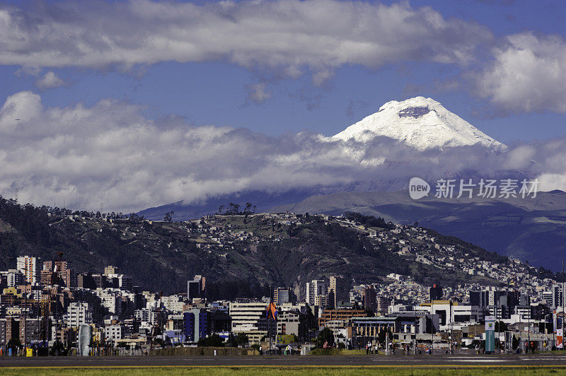 科托帕希火山景观与城市景观前面