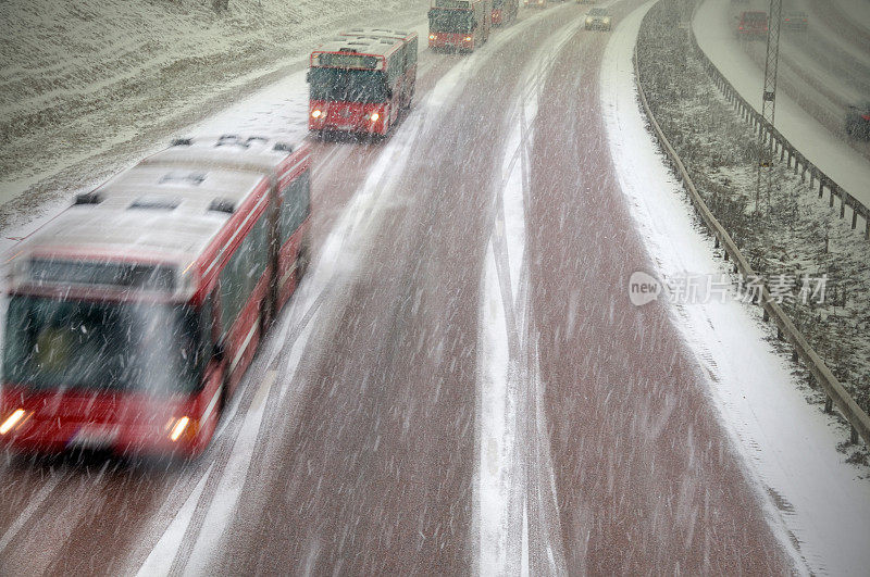 公共汽车在暴风雪