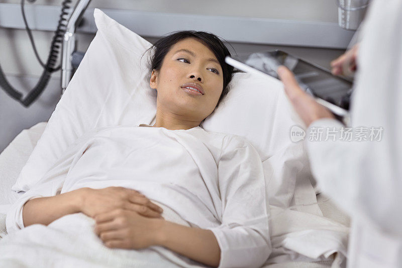 年轻女病人躺在病床上