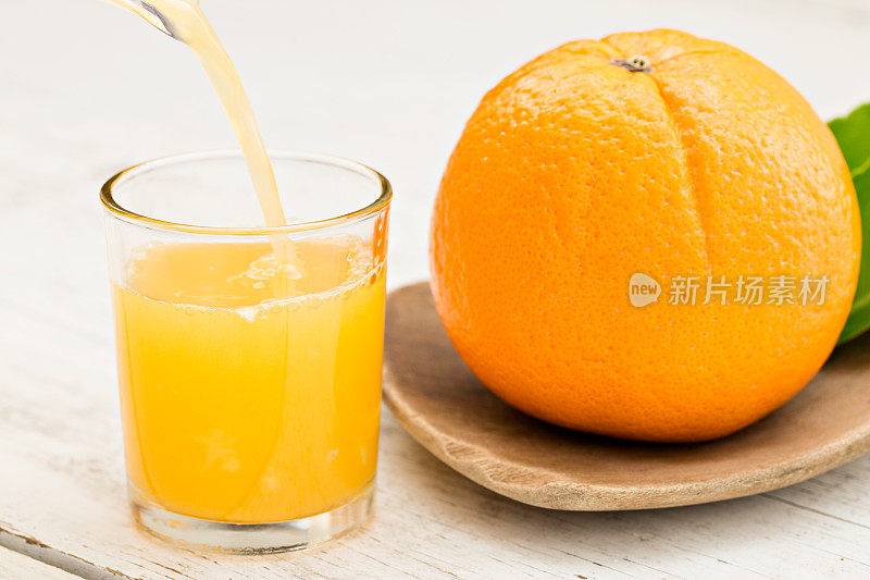 倒新鲜橙汁