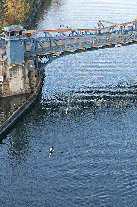 西雅图运河吊桥下的两艘赛艇