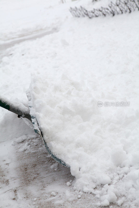 在冬季暴风雪后铲雪