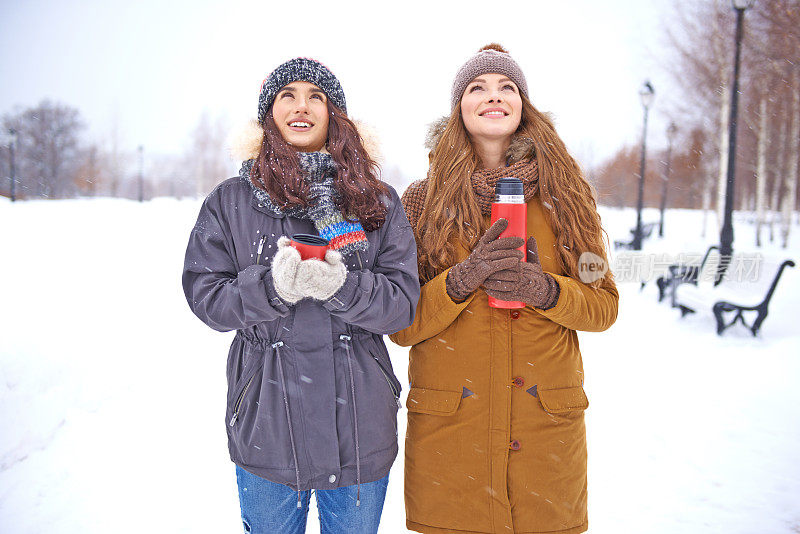 女性朋友在外面享受下雪天