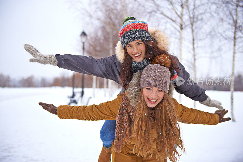 女性朋友在外面享受下雪天