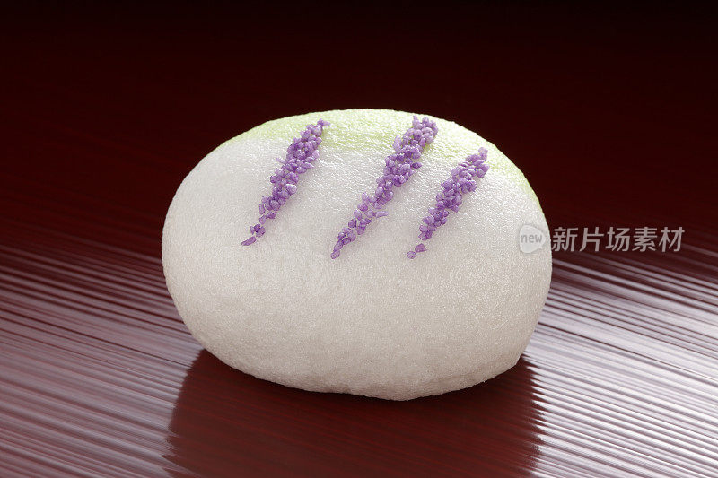 日本传统的糖果蛋糕“wagashi”在盘子里