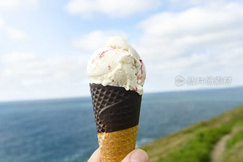 海岸边的草莓波纹冰淇淋。