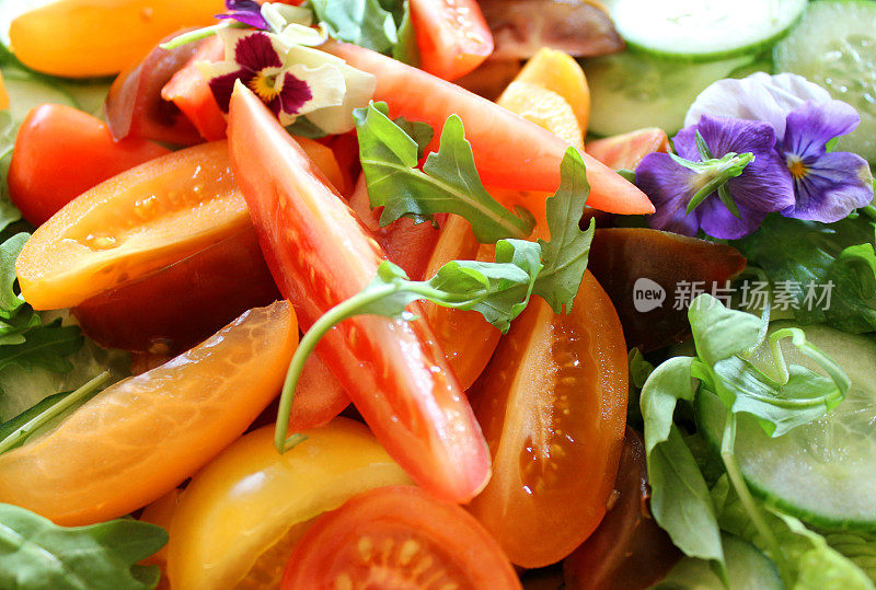 青菜沙拉配生菜，黄瓜，红黄西红柿，食用花