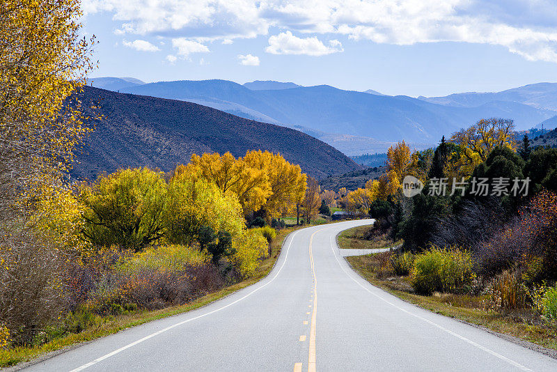 高速公路和风景秋色