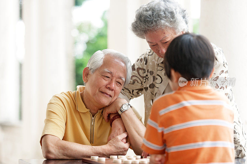 爷爷奶奶孙子玩象棋