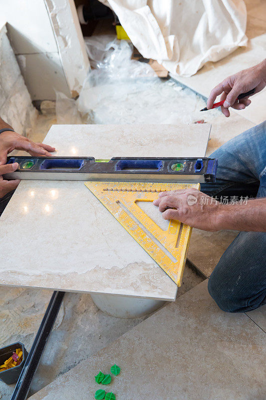 瓷砖系列:新瓷砖安装在家庭淋浴