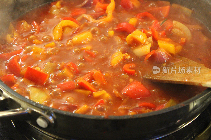 番茄杂烩配洋葱和红甜椒，煮，煨