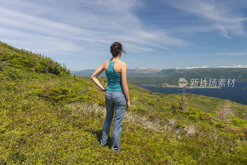 一名年轻女子在纽芬兰格罗莫恩国家公园徒步旅行