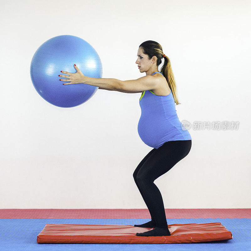 孕妇用健身球运动