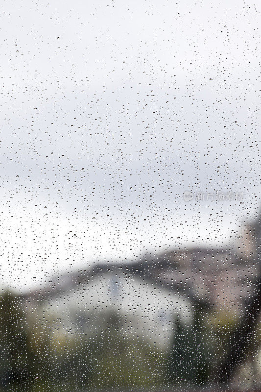 小雨打在窗口