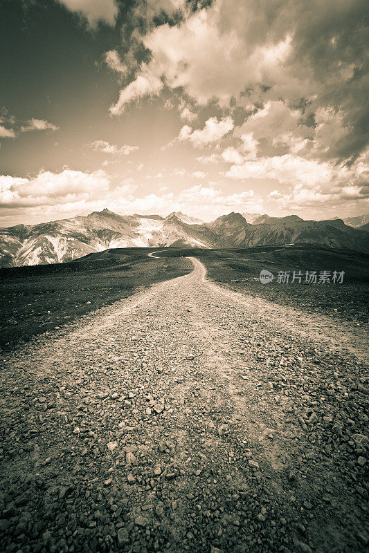 阿尔卑斯山的乡村土路