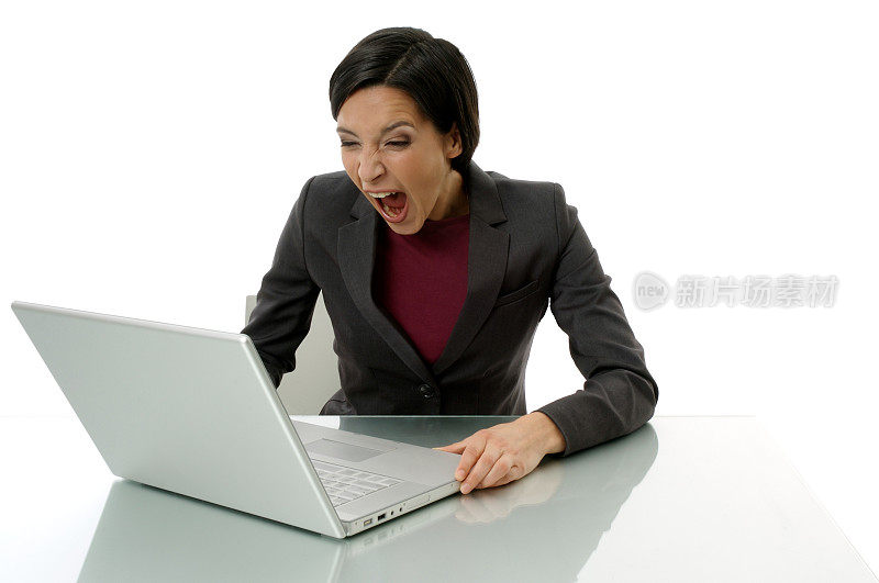 女人对着笔记本电脑大喊大叫